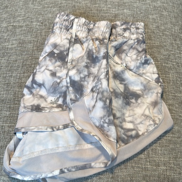 Athleta Printed Mesh Racer Run Short 4" Size Medium - Picture 6 of 8